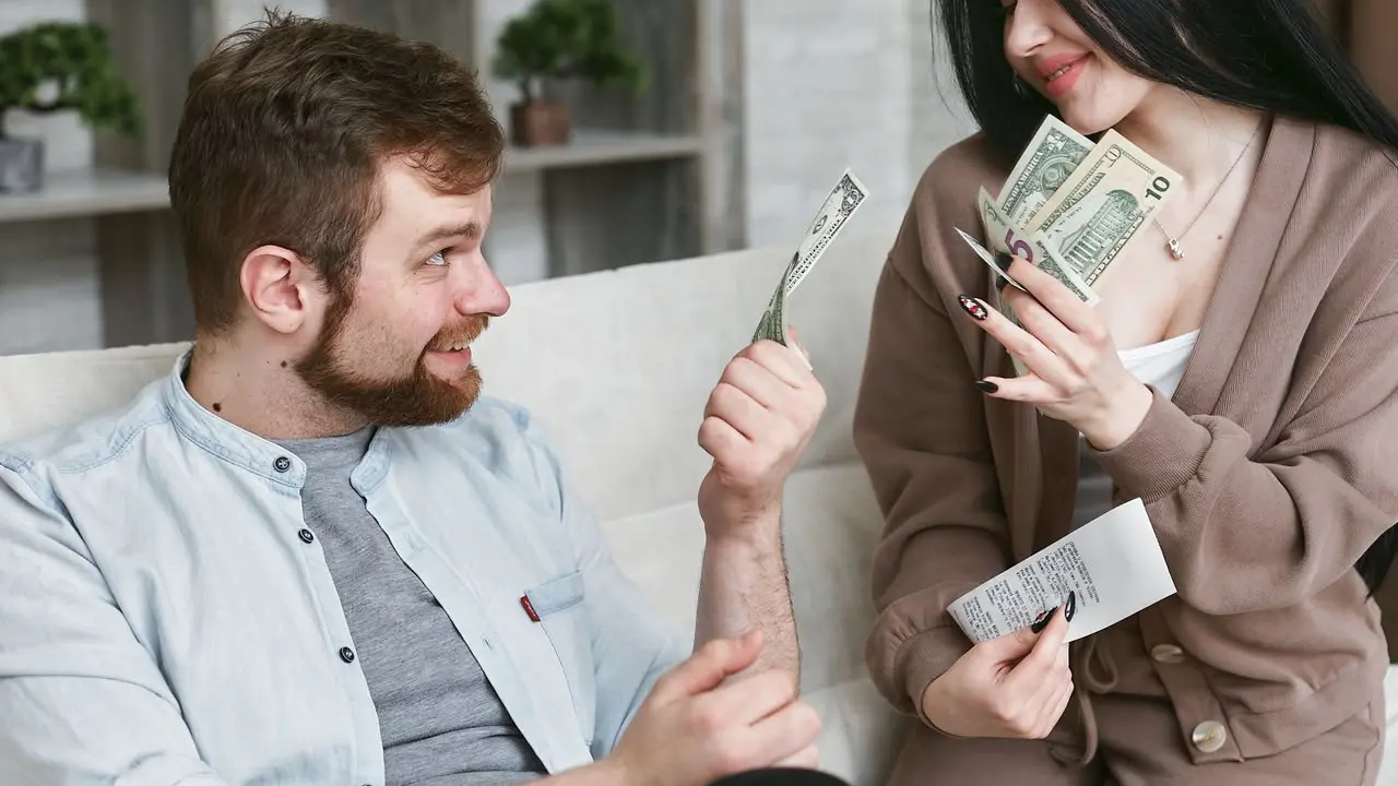 Demi Hubungan yang Sehat, Ini Alasan Pentingnya Keterbukaan Finansial