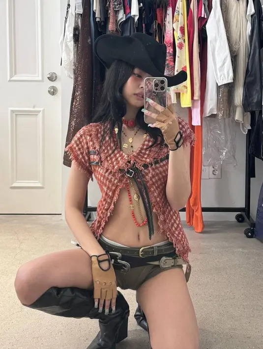 Di samping itu, penampilannya juga tak luput dari atensi. Idol 28 tahun itu tampil berani dengan pakaian terbuka.  [@jennierubyjane].
