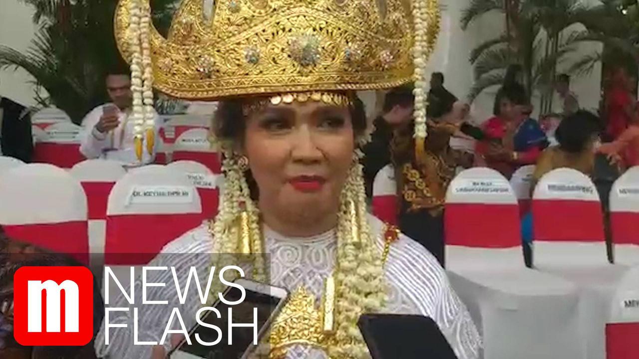 VIDEO: Istri Menhan dan Sultan Gunung Tabur dapat Sepeda dari Jokowi