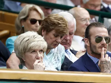 Mantan pemain Manchester United, David Beckham, bersama ibunya, Sandra West menyaksikan pertandingan turnamen tenis Wimbledon hari kelima di London Inggris, (7/7/2017). (EPA/Peter Klaunzer)
