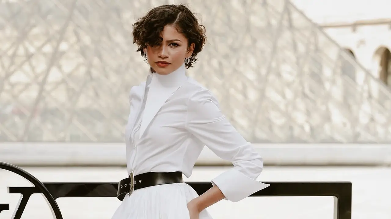First Look Zendaya Usai Menikah dengan Tom Holland, Bak Pengantin Pakai Dress Putih dan Cincin Emas di Paris Fashion Week