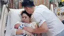 Kabar bahagia dari pasangan Stefan William dan Celine Evangelista. Pasangan ini baru saja dikaruniai seorang bayi laki-laki. Celine melahirkan secara caesar di salah satu rumah sakit di Jakarta Selatan. (Instagram/natta_william)