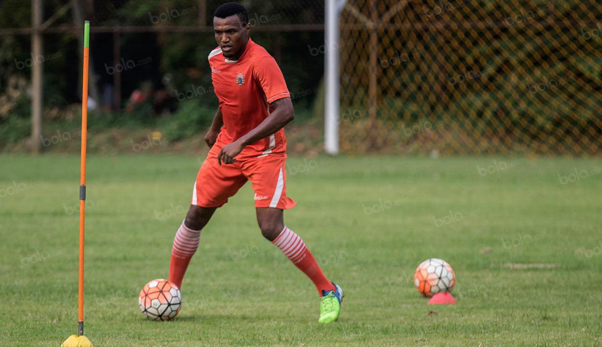 2. Djibril Coulibaly, striker dengan tinggi 175 cm ini merupakan mantan bomber Persib Bandung. Selain memperkuat Maung Bandung, pria Mali ini juga sempat membela Barito Putra dengan menorehkan 21 gol dari 29 laga. (Bola.com/Vitalis Yogi Trisna)