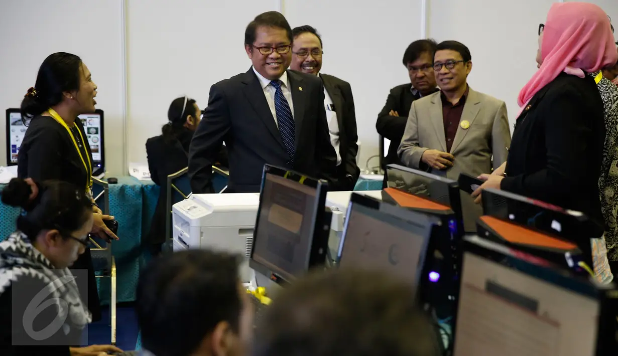 Menkominfo Rudiantara meninjau Media Center KTT Luar Biasa Ke-5 OKI di JCC, Jakarta, Minggu (6/3/2016). Sebanyak 527 jurnalis dalam dan luar negeri meliput KTT Luar Biasa ke-5 OKI yang berlangsung 6-7 Maret 2016 (Liputan6.com/Faizal Fanani) 
