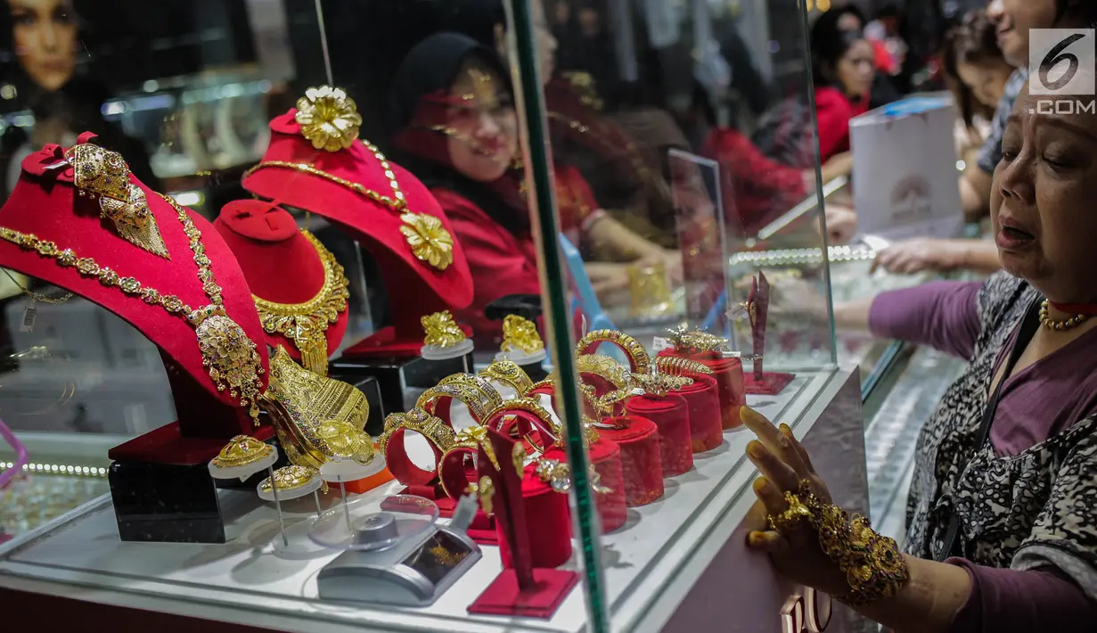 Pengunjung melihat perhiasan di salah satu stand pameran JIJF 2019, Jakarta, Kamis (4/4). Pameran ini bertujuan mempromosikan produk-produk perhiasan dengan ciri khas desain etnik budaya dengan menggunakan teknologi masa kini dalam industri perhiasan Tanah Air. (Liputan6.com/Faizal Fanani)