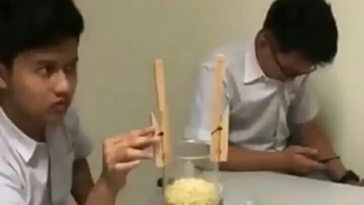 Kocak, Aksi Siswa Masak Mi Instan Saat Praktikum Kimia