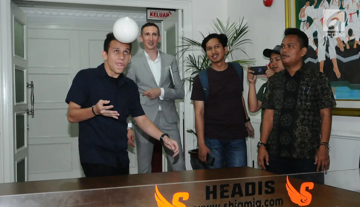 Egy Maulana Vikri menjajal permainan headis usai bertemu Menpora Imam Nahrawi di gedung Kemenpora, Jakarta, Jumat (5/1). Headis merupakan olahraga yang baru dipopulerkan di Indonesia, (Liputan6.com/Helmi Fithriansyah)