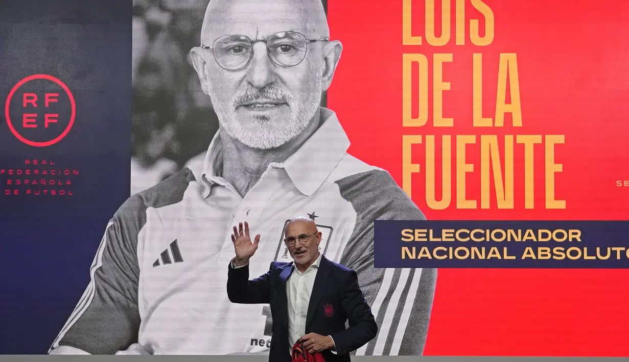 Tak butuh waktu lama bagi Federasi Sepak Bola Spanyol (RFEF) untuk mencari pengganti Luis Enrique yang mundur sebagai pelatih kepala Timnas Spanyol usai disingkirkan Maroko pada babak 16 besar Piala Dunia 2022 (6/12/2022). Pilihan dijatuhkan kepada Luis de la Fuente, pria 61 tahun yang sudah tak asing lagi dalam struktur sepak bola Spanyol. (AP Photo/Paul White)