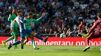 Pemain Real Madrid Raphael Varane menendang bola ke gawang Espanyol pada La Liga di Stadion Santiago Bernabeu, Madrid, Spanyol, Sabtu (7/12/2019). (PIERRE-PHILIPPE MARCOU/AFP)