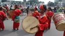 Seniman cilik memainkan alat musik tambur khas Minangkabau saat car free day (CFD) di Jakarta, Minggu (13/1). Pertunjukan tersebut untuk mengenalkan alat musik tradisional Nusantara kepada masyarakat. (Liputan6.com/Angga Yuniar)