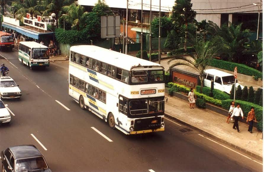 Bus tingkat di jalanan Ibu Kota. (Damri)
