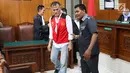 Terdakwa Tio Pakusadewo usai menjalani sidang putusan di PN Jakarta Selatan, Selasa (24/7). Majelis hakim memvonis Tio Pakusadewo dengan hukuman sembilan bulan masa tahanan dan enam bulan rehabilitasi. (Liputan6.com/Immanuel Antonius)