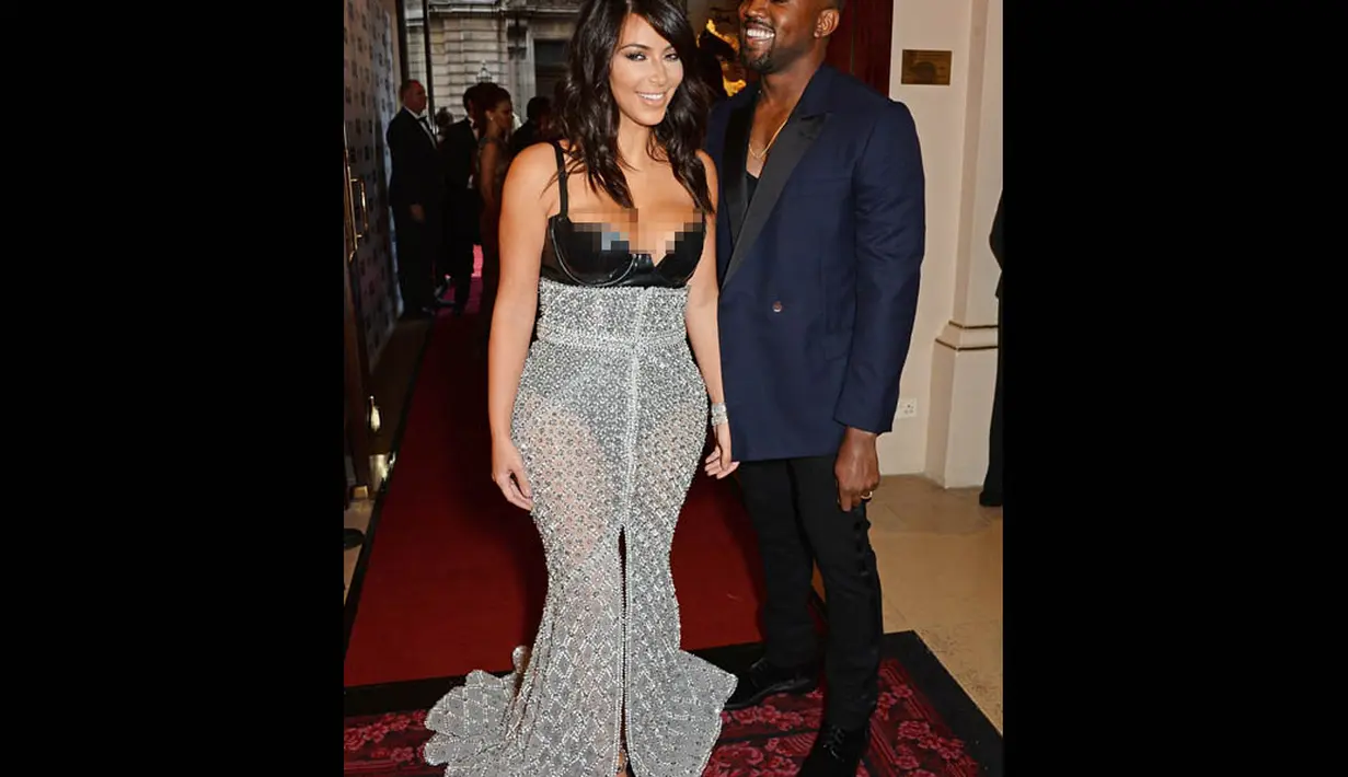 Kanye West malam itu terlihat gagah dengan setelan jas biru tua, London, (2/9/14). (Dailymail)