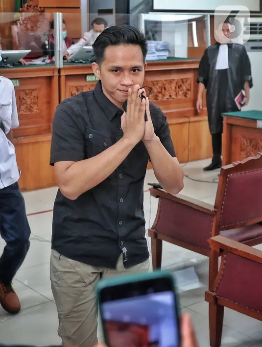 Terdakwa kasus pembunuhan Brigadir Nopriansyah Yosua Hutabarat (Brigadir J), Richard Eliezer usai mengikuti sidang di Pengadilan Jakarta Selatan, Rabu (11/1/2023). Sidang pembacaan tuntutan diundur karena hari ini jaksa penuntut umum (JPU) belum merampungkan berkas tuntutan kasus. (Liputan6.com/Angga Yuniar)