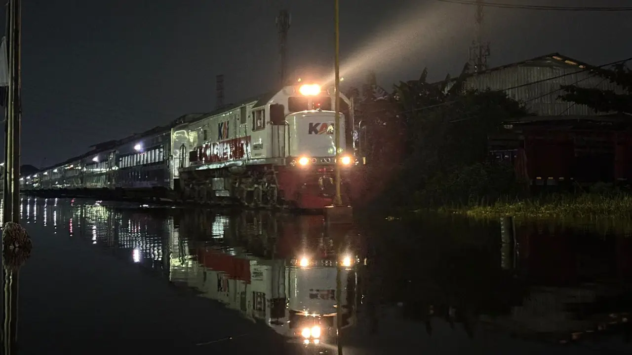 Sempat Kebanjiran, Jalur Kereta di Semarang Mulai Bisa Dilewati dengan Kecepatan 5 Km/Jam