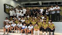 Bhayangkara FC U-20 mengunjungi Dewa United Arena, Tangerang, pada Rabu (22/4/2026) untuk melakukan audiensi dengan Dewa United U-20. Mediasi kedua kesebelasan diselesaikan secara kekeluargaan. (Bola.com/Muhammad Adiyaksa)