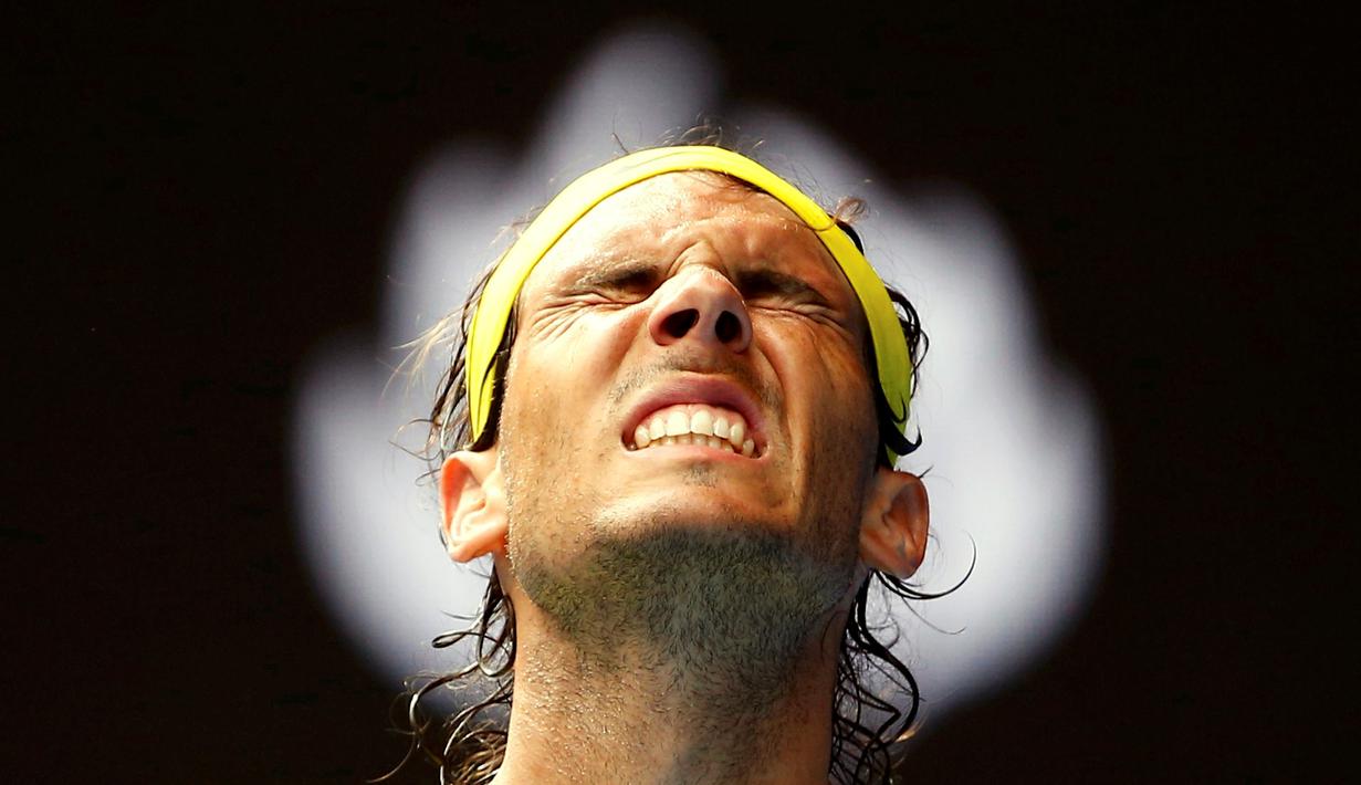 Ekspresi petenis Spanyol, Rafael Nadal, saat bertanding melawan rekannya, Fernando Verdasco, dalam babak pertama turnamen tenis Australia Terbuka 2016 di Melbourne Park, Australia, (19/1/2016). (Reuters/Thomas Peter)