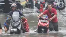 Kendaraan bermotor menerobos banjir di Jalan Daan Mogot Jakarta Barat, Rabu (14/2/2024). (merdeka.com/Arie Basuki)