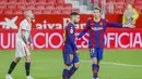 Gelandang Barcelona, Frenkie de Jong, saat ditaklukkan Sevilla pada laga leg pertama semifinal Copa del Rey di Estadio Ramon Sanchez Pizjuan, Kamis (11/2/2021). Barcelona tumbang dengan skor 2-0. (AP/Angel Fernandez)