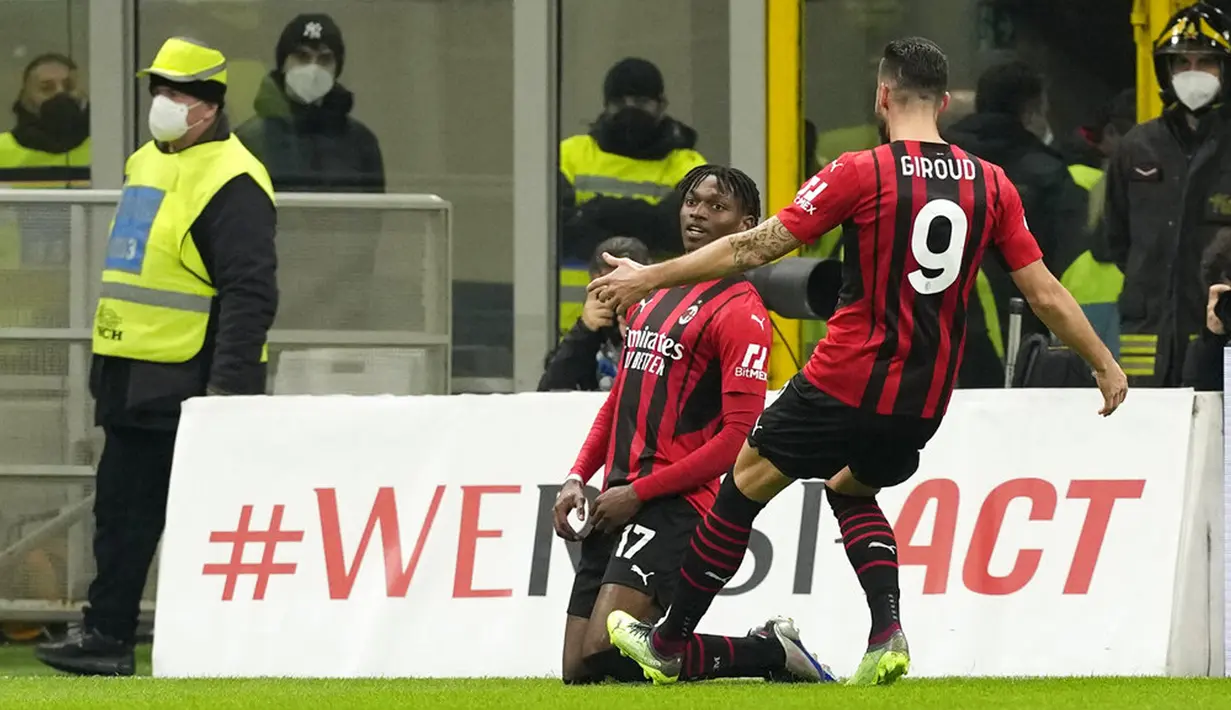 Pemain AC Milan Rafael Leao (tengah) melakukan selebasi usai mencetak gol ke gawang Lazio pada pertandingan perempat final Coppa Italia di Stadion San Siro, Milan, Italia, 9 Februari 2022. AC Milan menang 4-0. (AP Photo/Antonio Calanni)