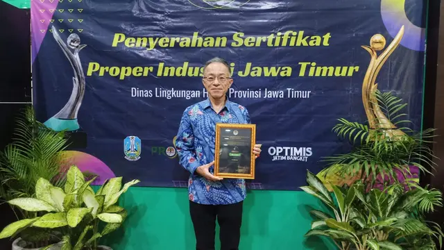 Presiden Direktur PT Smelting Hideya Sato menerima Sertifikat PROPER Hijau langsung dari Kepala Dinas Lingkungan Hidup Provinsi Jawa Timur Jempin Marbun.