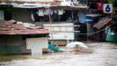 Aktivitas warga permukiman bantaran Sungai Ciliwung saat terendam banjir, Jakarta, Senin (10/10/2022). Hingga pukul 09.00 WIB hari ini, Badan Penanggulangan Bencana Daerah (BPBD) DKI Jakarta mencatat sebanyak 68 RT di Jakarta terendam banjir akibat luapan Sungai Ciliwung. (Liputan6.com/Faizal Fanani)