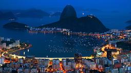 Pemandangan indah Guanabara bay saat malam menjadi tempat tujuan wisata di Rio de Janeiro, Brasil. (AFP/Christophe Simon)