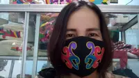 Masker Sulam Tumpar bermotif Dayak kini mulai dilirik pasar sebagai tren berpakaian selama pandemi Covid-19.