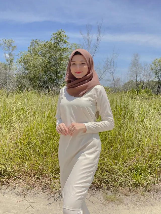 6 Potret Yasmine Ow Calon Adik Ipar Irish Bella saat Berhijab Ini Curi Perhatian