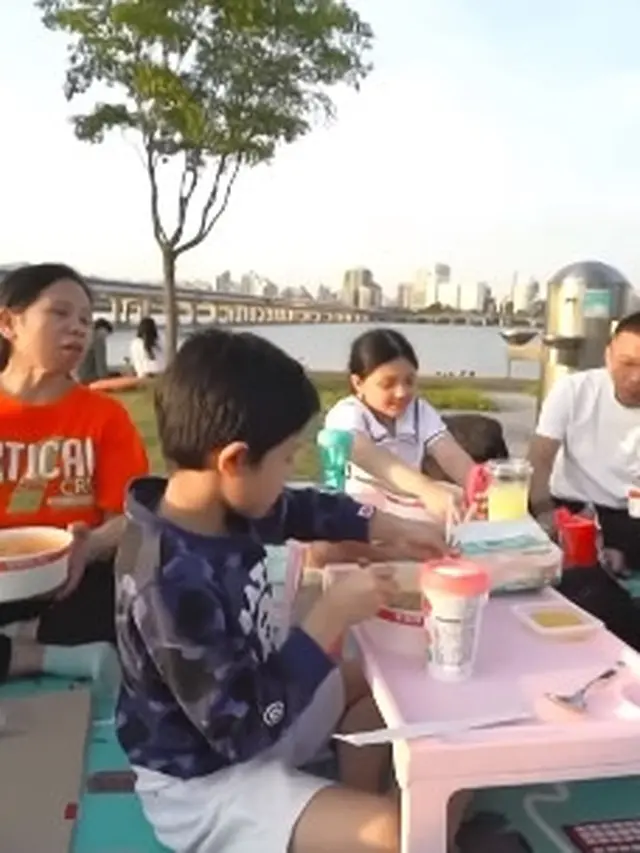 Idul Adha di Korea Selatan, Ini 7 Potret Anang Ashanty Piknik di Sungai Han