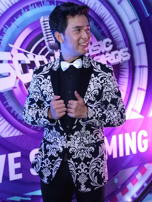 "Sudah kayak kakak adik, jadi nggak canggung. Saya melihat dia selalu tampil perfect, spektakuler. Kalau sudah di panggung jadi sorotan," ujar Cakra. (Nurwahyunan/Bintang.com)