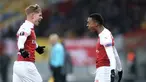 Selebrasi pemain Arsenal, Joe Willock (kanan) dan Emile Smith Rowe usai mencetak gol ke gawang Vorskla Poltava pada laga kelima Grup E Liga Europa di Stadion NSK Olimpiyskiy, Kyiv, Ukraina, Jumat (30/11). Arsenal menang 3-0. (AP Photo/Efrem Lukatsky)