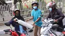 Warga membawa tabung oksigen untuk di isi ulang di halaman gedung MUI Kota Tangerang, Banten, Kamis (15/7/2021). Pemerintah Kota Tangerang mulai 14 Juli 2021 dimasa PPKM darurat menyediakan pengisian Oksigen Medis geratis bagi warga yang membutuhkan. (Liputan6.com/Angga Yuniar)