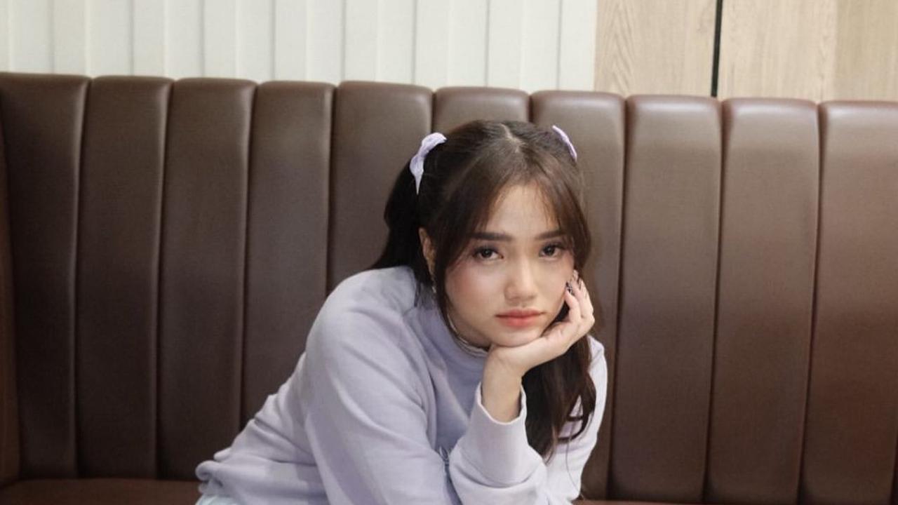 Outfit Ungu Fuji Jadi Perbincangan, Netizen Sebut: Tolong Ini Menggemaskan Sekali