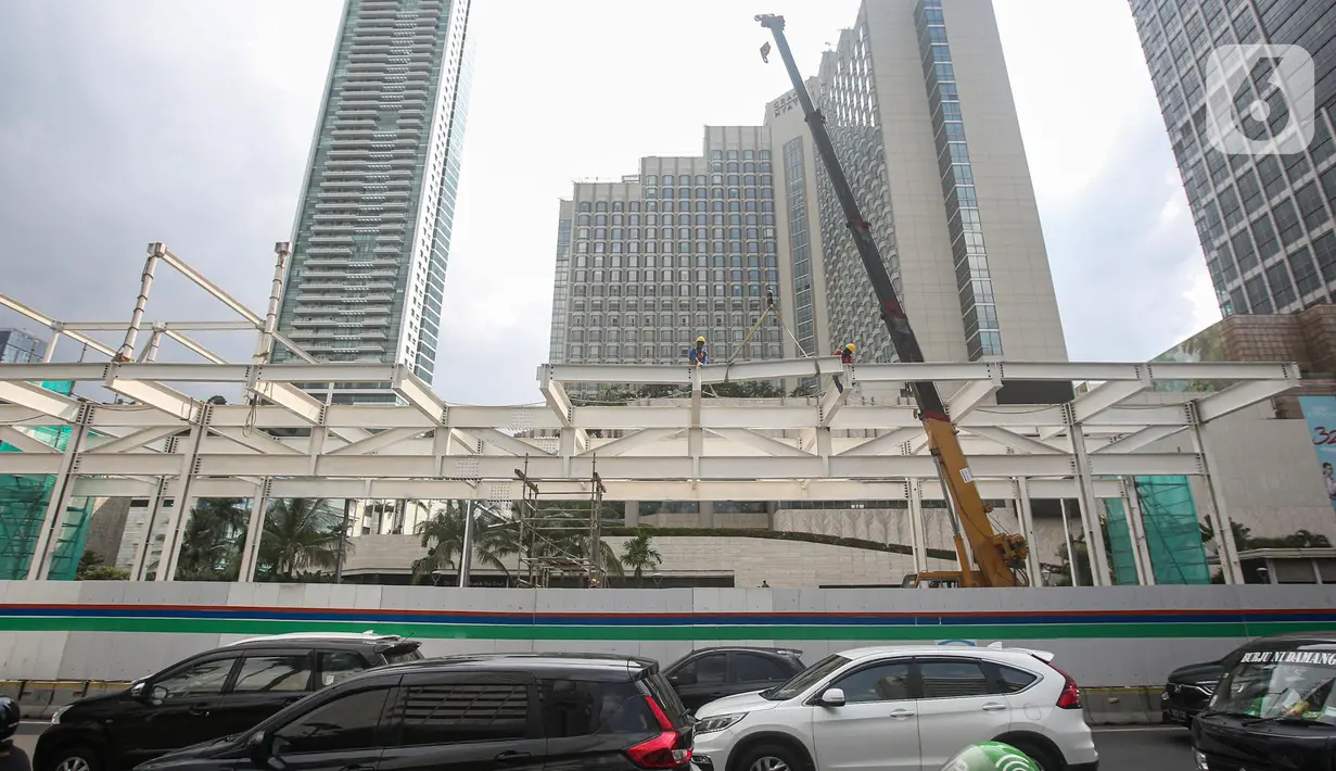 Pekerja menyelesaikan proyek revitalisasi Halte TransJakarta Bundaran Hotel Indonesia di Jakarta, Kamis (15/4/2022). Sembilan halte TransJakarta akan difungsikan kembali secara bertahap sampai dengan diselesaikan secara keseluruhan pada Desember 2022. (Liputan6.com/Faizal Fanani)
