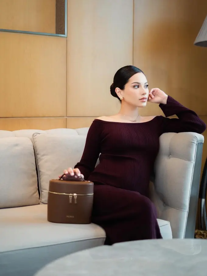 Sebentar Lagi Jadi Ibu, Alyssa Daguise Tampil Anggun dalam Balutan Dress Plum yang Elegan