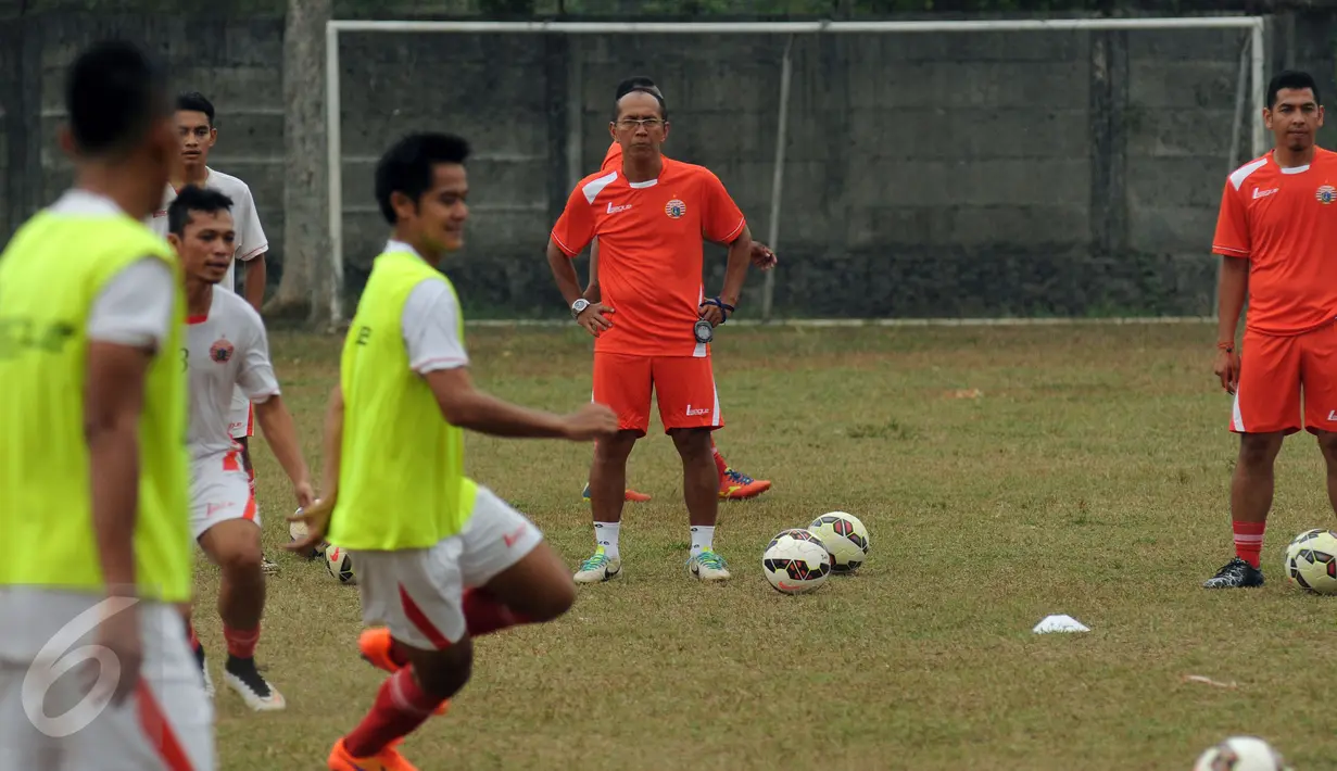 Pelatih Persija, Bambang Nurdiansyah (berkacamata) saat memimpin latihan di NYTC PSSI, Sawangan, Depok, Sabtu (31/10/2015). Banur mengaku hanya memimpin Persija di turnamen Piala Jenderal Sudirman. (Liputan6.com/Helmi Fithriansyah)  
