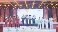 Tim esports Free Fire Sulawesi Selatan, Jawa Barat, dan Papua saat menerima medali di PON XXI Aceh-Sumatra 2024. (Doc: PB ESI)