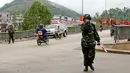 Tentara Vietnam berjaga di jalan dekat stasiun kereta Dong Dang menjelang kedatangan pemimpin Korea Utara, Kim Jong-un di Lang Son, Senin (25/2). Kim Jong-un akan memasuki Vietnam dengan kereta api untuk pertemuan dengan Donald Trump. (AP/Minh Hoang)