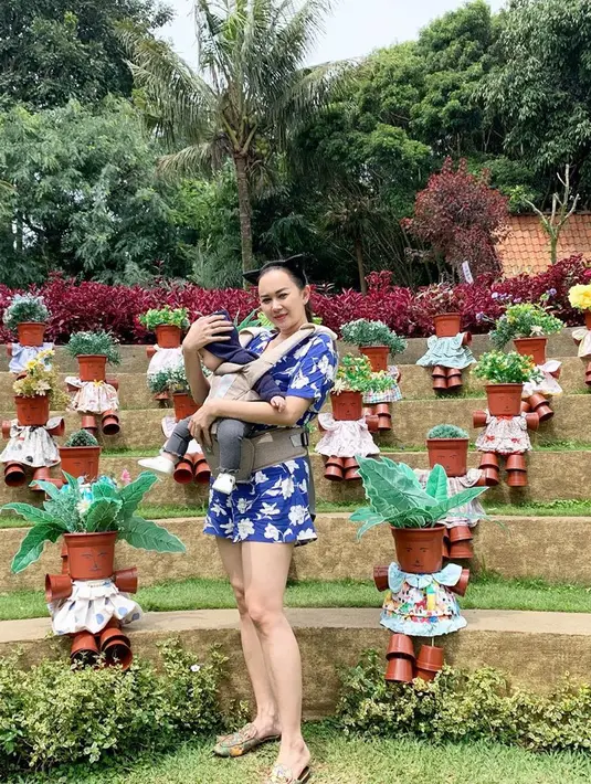 Dalam program Liputan6.com  yakni Silaturahome, Rabu (27/5/2020), Aura menceritakan perkembangan anak perempuannya yang kini sudah berusia 11 bulan. Ia pun mengatakan tentang Bahasa yang akan diajarkan untuk Bella nantinya. (Instagram/aurakasih)