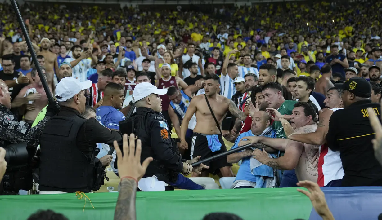 Kericuhan suporter Argentina dan petugas keamanan sebelum laga Kualifikasi Piala Dunia 2026 antara Brasil melawan Argentina di Stadion Maracana, Brasil, Rabu (22/11/2023) WIB. (AP Photo/Silvia Izquierdo)