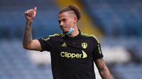 Kalvin Phillips sering dianggap sebagai maestro di lini tengah Leeds United. Ia dikenal karena memiliki umpan akurat dan ketekunannya dalam tugas bertahan. Diketahui, Phillips telah bersama klub yang berjuluk The Whites tersebut sejak awal kariernya sebagai pesepak bola profesional. (AFP/Oli Scarff)