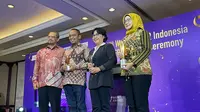 Direktur Keuangan Pertamina Emma Sri Martini menerima penghargaan Indonesia Women Empowerment Principles (WEPs) 2022, yang diselenggarakan oleh UN Women Indonesia, di Hotel Shangri-La, Jakarta, pada Jumat, 4 November 2022.