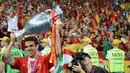 Cesc Fabregas. Merupakan bagian dari generasi emas Timnas Spanyol. Ia telah bermain dalam 16 penampilan sepanjang kariernya di Piala Eropa dan berhasil mempersembahkan dua gelar beruntun pada edisi 2008 dan 2012. Ia dipastikan absen pada edisi 2020 nanti. (AFP/Damien Meyer)