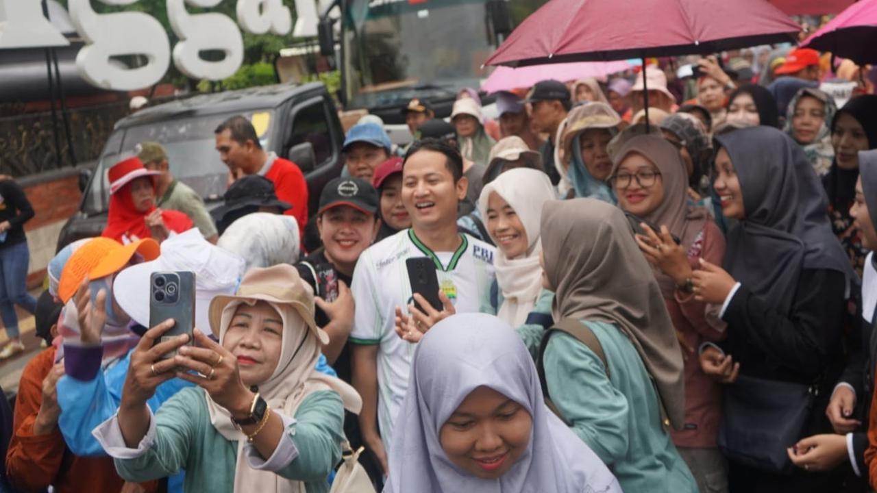 Meski Diguyur Hujan, Karnaval SCTV Di Trenggalek Tetap Meriah