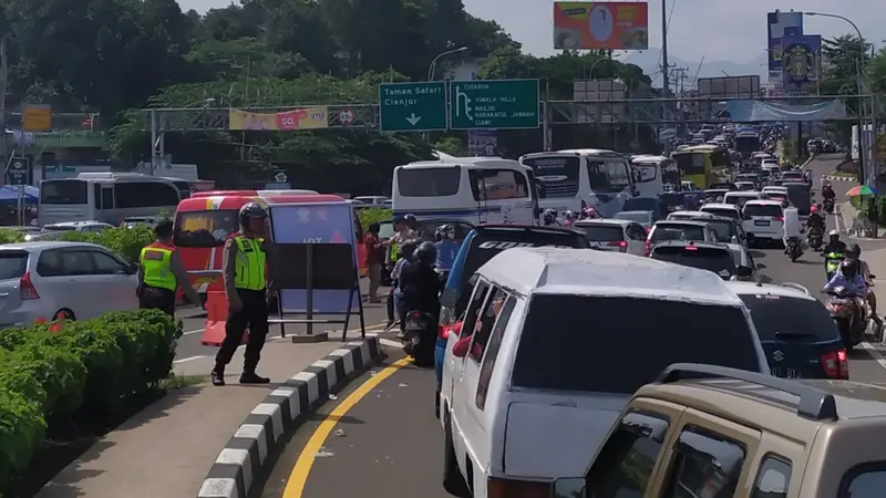 Antrean kendaraan sempat mengular sepanjang 10 kilometer di Tol Jagorawi yang mengarah ke kawasan Puncak, Bogor, Jawa Barat, Sabtu (6/7/2019).