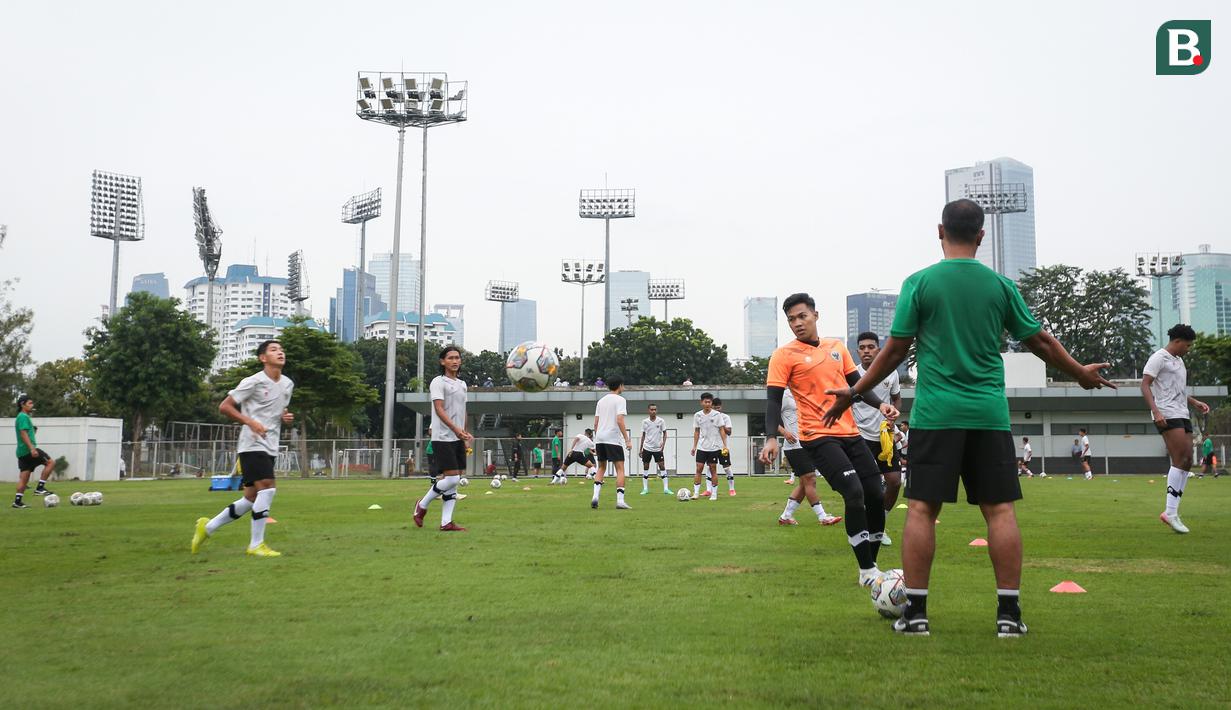 <p>Pemain Timnas Indonesia U-22 melakukan pemusatan latihan untuk SEA Games 2023 yang berlangsung di Lapangan A, Kompleks Stadion Utama Gelora Bung Karno (SUGBK), Kamis (02/03/2023). Pemusatan latihan ini akan berlangsung dari tanggal 1-16 Maret 2023. (Bola.com/Bagaskara Lazuardi)</p>