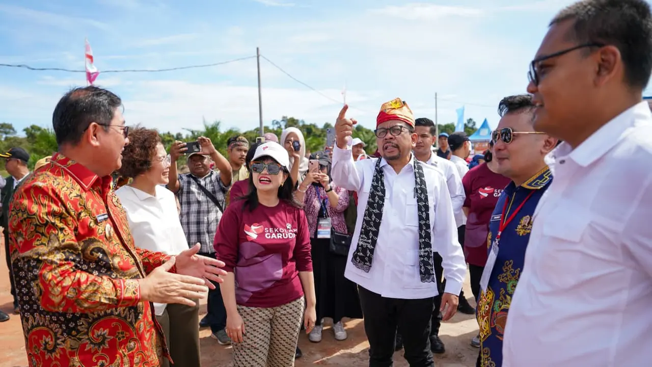 Kepala Staf Kepresidenan (KSP) Muhammad Qodari bersama Wakil Menteri Pendidikan Tinggi, Sains dan Teknologi (Wamen Diktisaintek) Prof. Stella Christie meresmikan pembangunan SMA Garuda Baru di Kecamatan Kelapa Kampit, Kabupaten Belitung Timur, Provinsi Ba