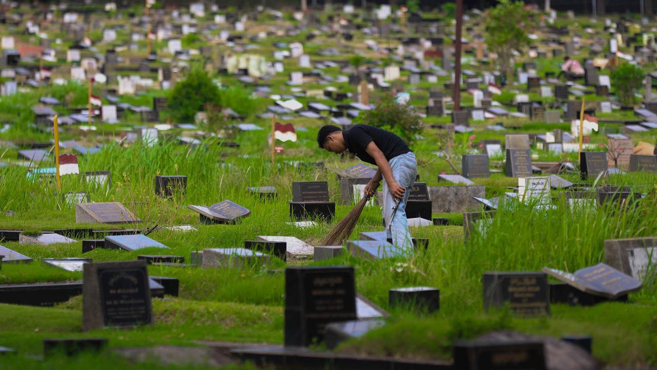 FOTO: Jakarta Krisis Makam: Warga Terpaksa Gunakan Sistem Tumpang