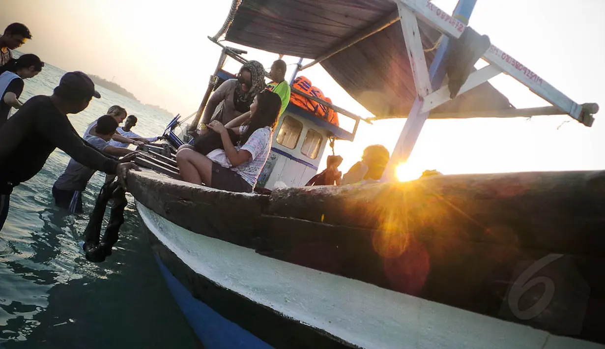 Menuju pulau ini memakan waktu 3 jam perjalanan dengan menggunakan kapal nelayan dari pelabuhan Muara Angke, Jakarta, Senin (25/8/14). (Liputan6.com/Faizal Fanani) 